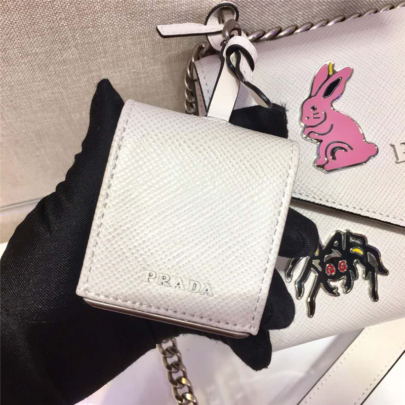 1BD127 Prada女包 Monochrome Logo單肩包 琺瑯金屬貼花 Prada鏈條包 白色