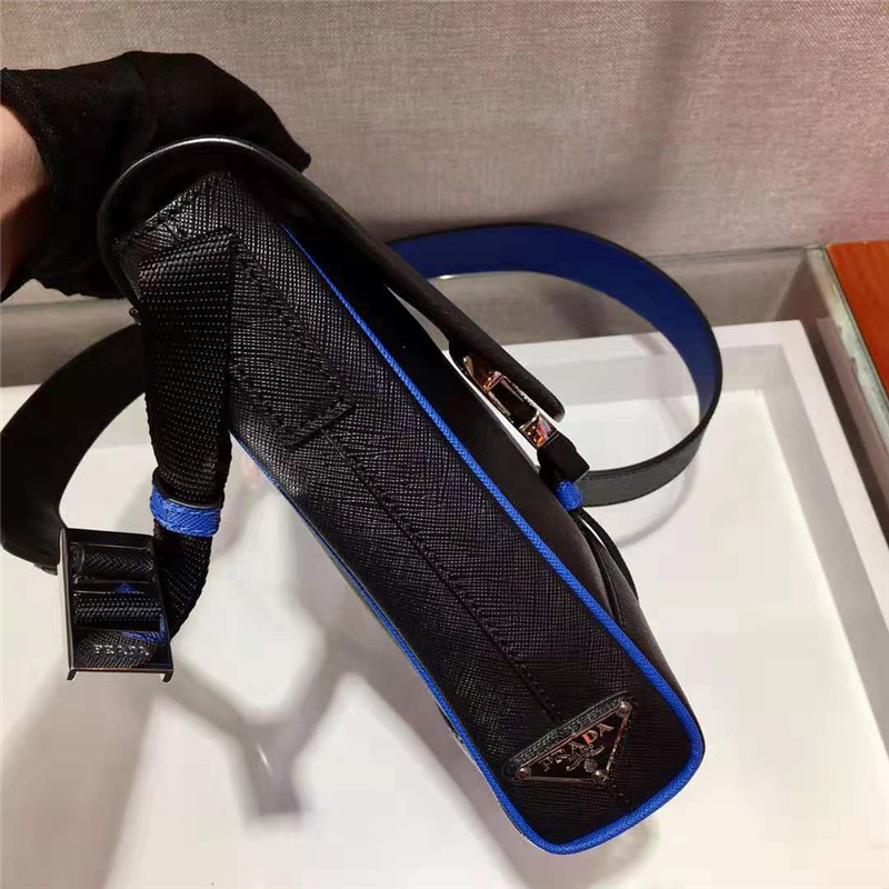 2VD019 Prada男包 十字紋牛皮 豎款撞色 Prada斜挎包 普拉達單肩包 藍帶