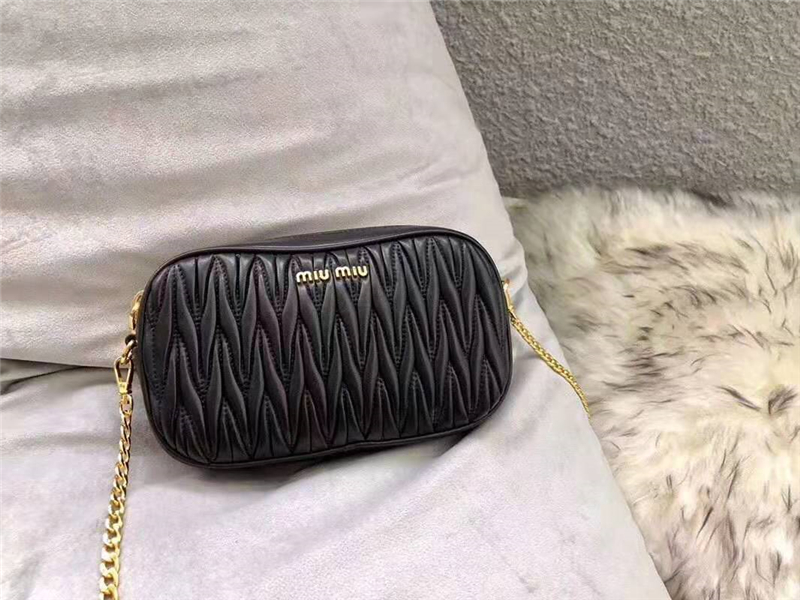 5BL005 MiuMiu繆繆 軟羊皮 經(jīng)典褶皺 拉鏈 腰包單肩包 黑色
