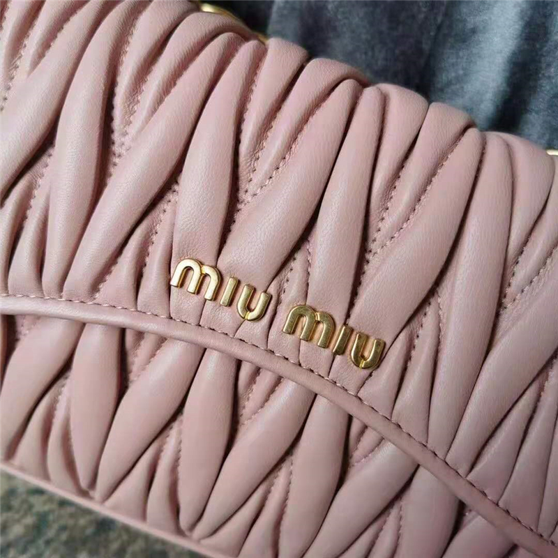 5BD140 MiuMiu繆繆 Matelasse小羊皮 褶皺壓紋 翻蓋鏈條包 粉色