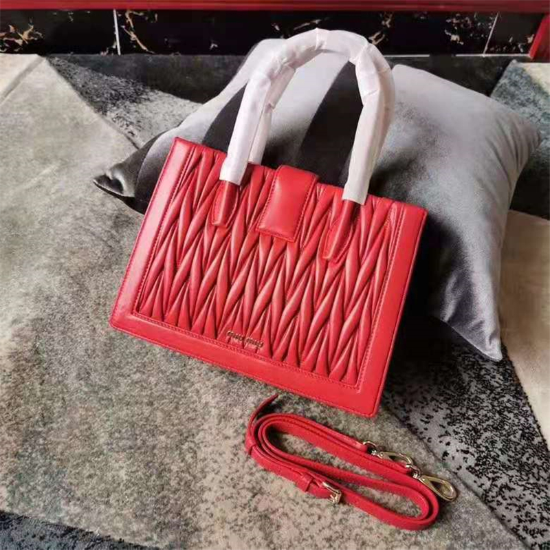 5BA126 MiuMiu專柜新款 小羊皮 翻蓋鎖扣 繆繆手提斜跨包 紅色