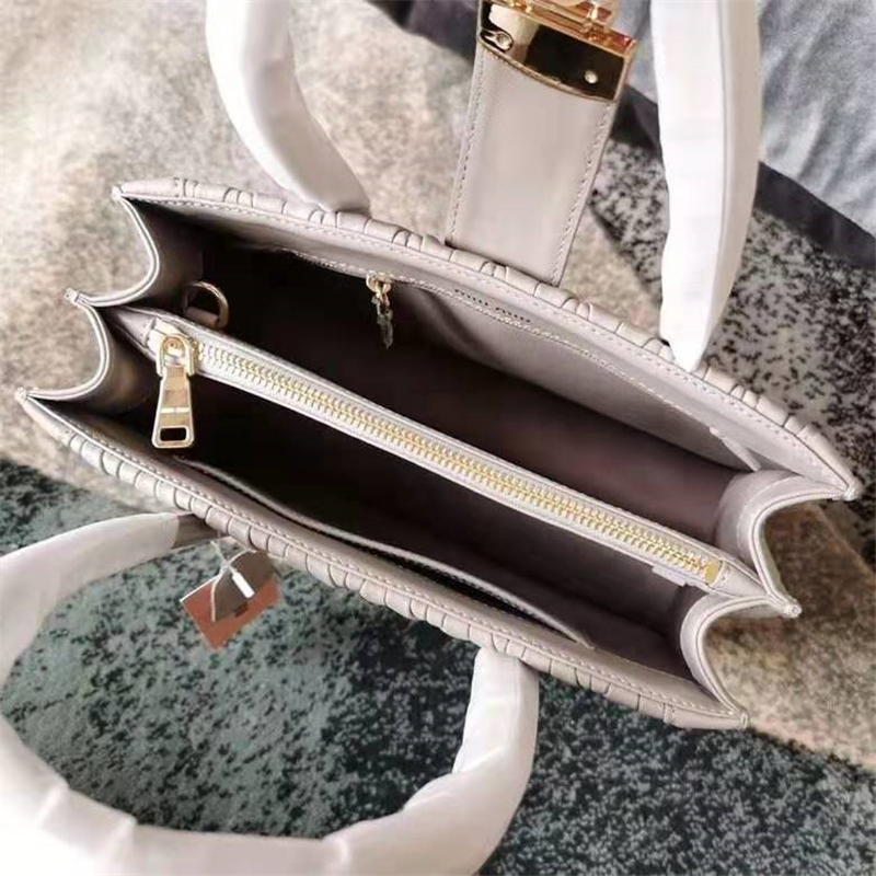 5BA126 MiuMiu專柜新款 小羊皮 翻蓋鎖扣 繆繆手提斜跨包 淺灰