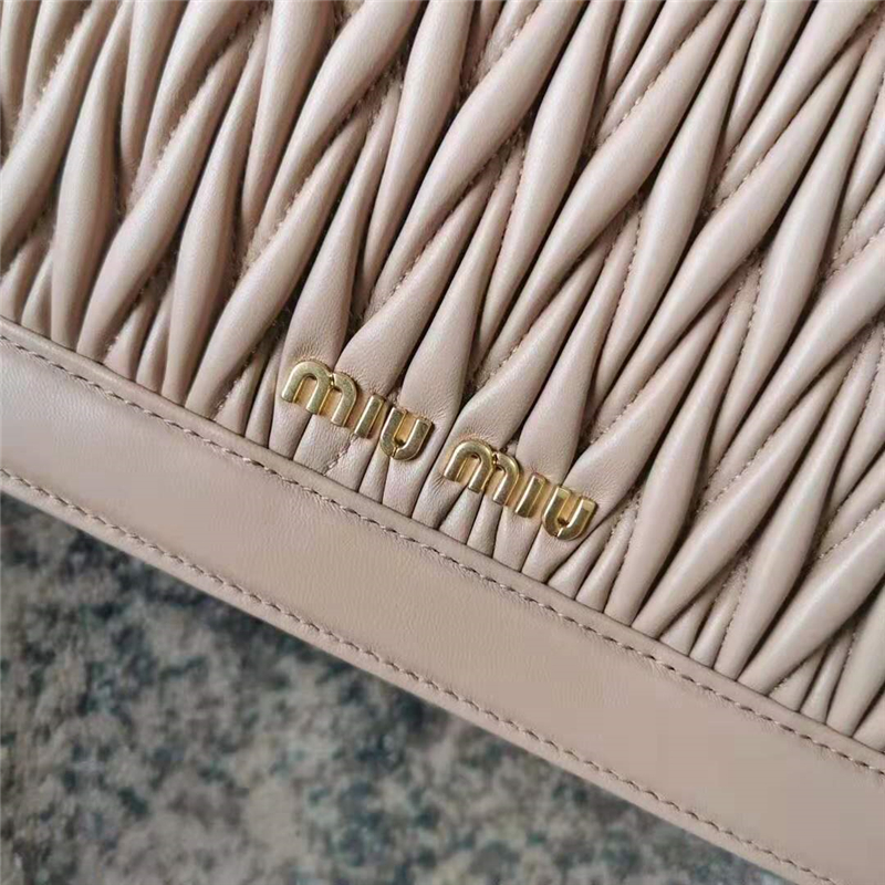 5BD130 MiuMiu專柜新款 提花壓紋 羊羔皮 繆繆鏈條包 裸粉