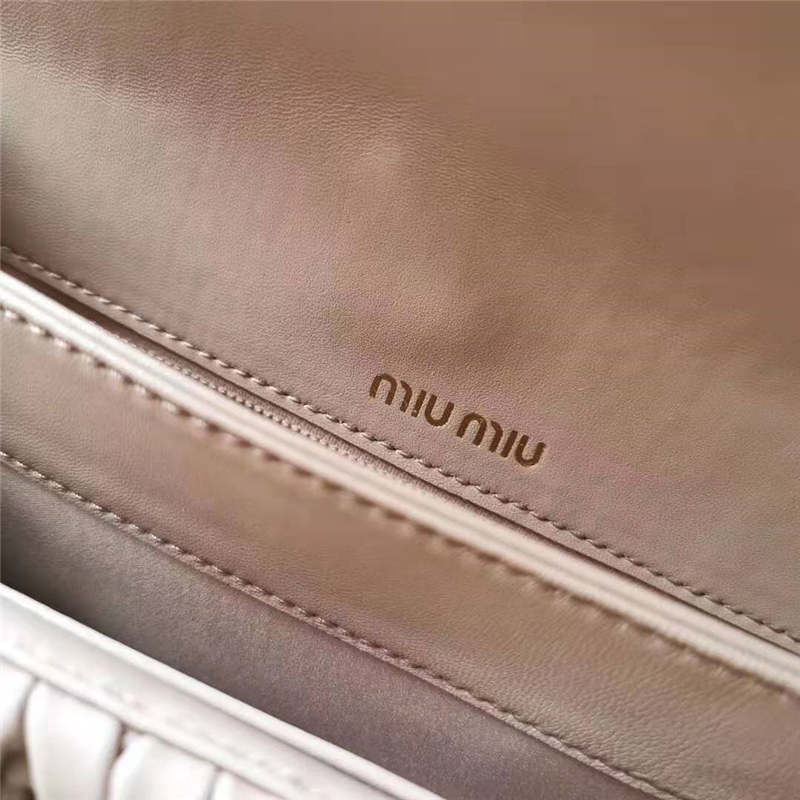 5BD130 MiuMiu專柜新款 提花壓紋 羊羔皮 繆繆鏈條包 裸粉