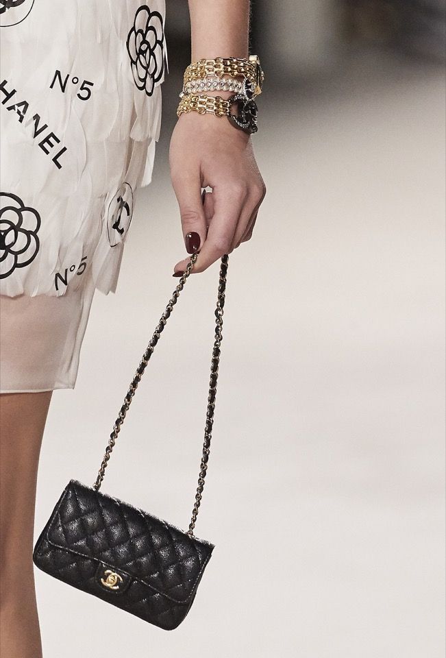 Chanel 黑色迷你Classic Flap 系列手袋售價待定