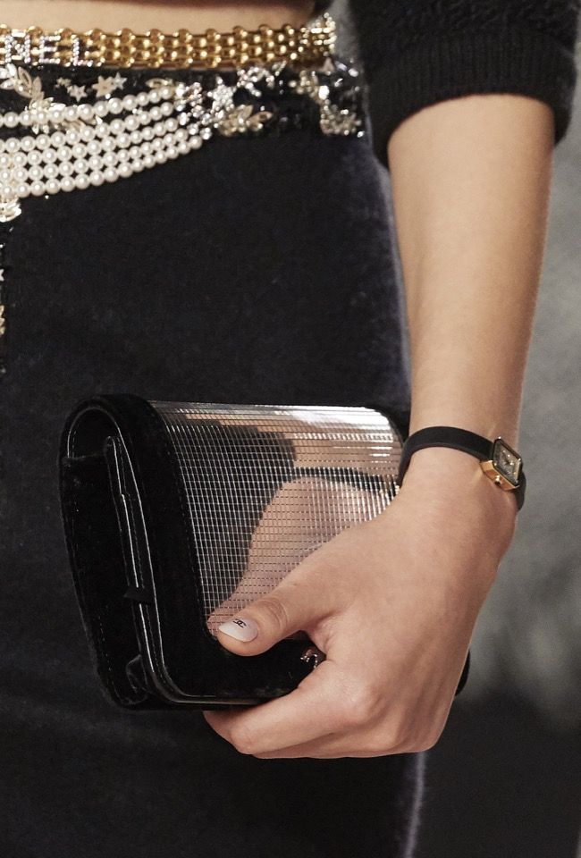 Chanel 銀色閃片wallet-on-chain 手袋$20,100