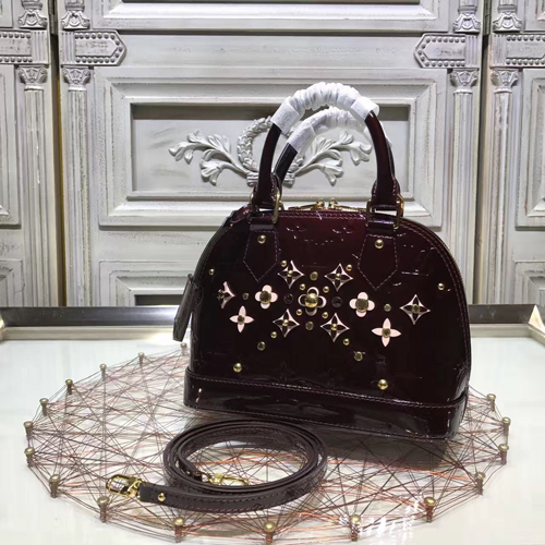 Alma bb新出四葉草立體花朵貝殼包美翻了